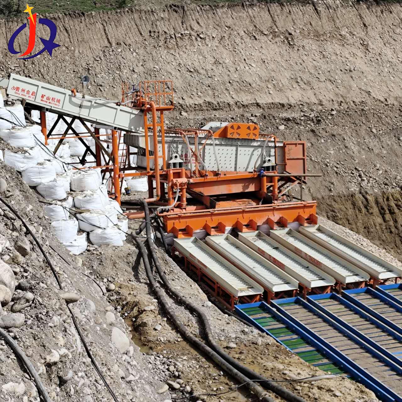 Nakumpleto ang pag-install at pag-commissioning ng vibrating screen gold washing unit sa Kyrgyzstan